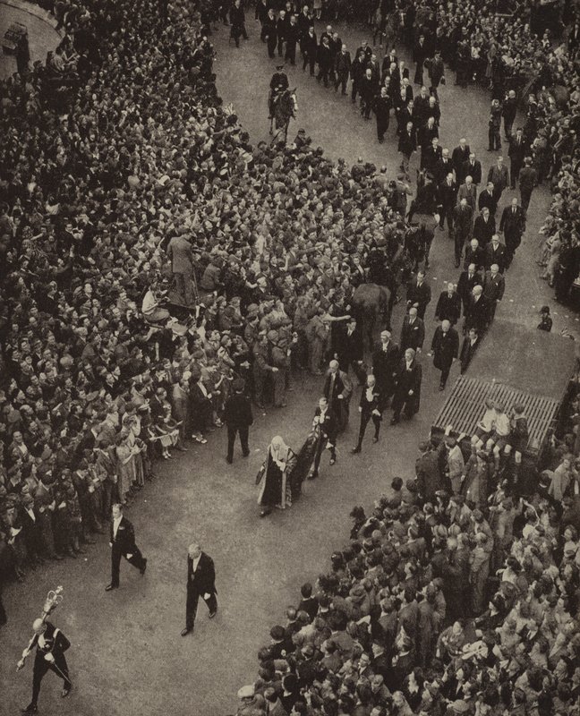 Il Primo Ministro britannico Winston Churchill e il suo gabinetto camminano verso la Chiesa di St Margaret, Westminster, per un servizio di ringraziamento per la liberazione dalla minaccia di invasione della Germania nazista, 8 maggio 1945 da English Photographer
