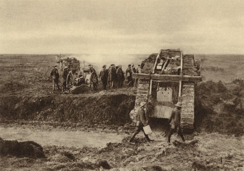 Squadrone di carri armati britannici che passa posizioni di artiglieria a Graincourt sulla strada per attaccare Bourlon Wood, Battaglia di Cambrai, Francia, Prima Guerra Mondiale, novembre 1917 da English Photographer