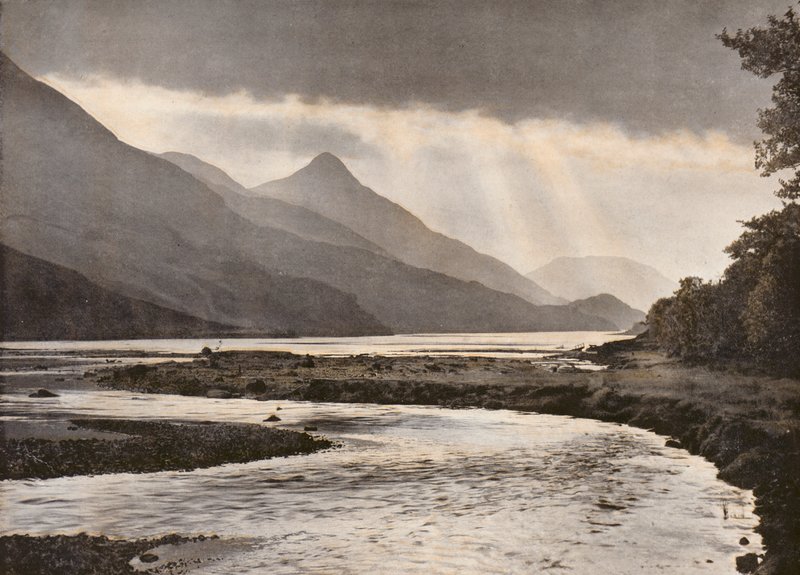 Tempesta incombente sopra il Pap di Glencoe da English Photographer