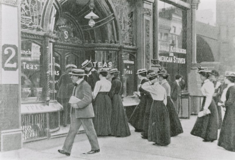 Festa in giardino a Buckingham Palace, 1911 da English Photographer