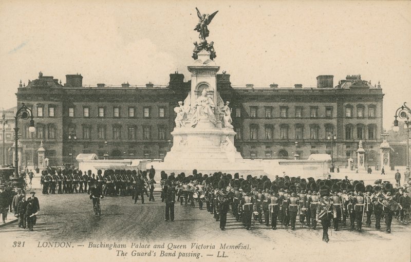 Buckingham Palace e Queen Victoria Memorial; Il passaggio della banda delle Guardie da English Photographer