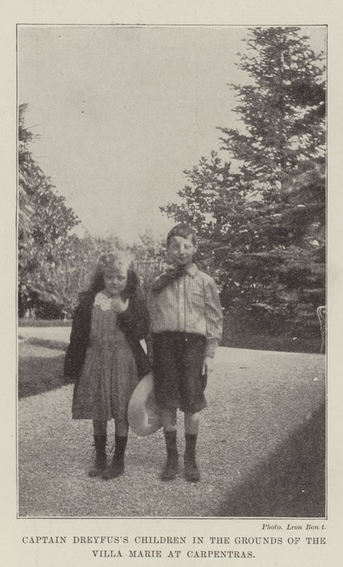 I figli del capitano Dreyfus nei giardini della Villa Marie a Carpentras da English Photographer