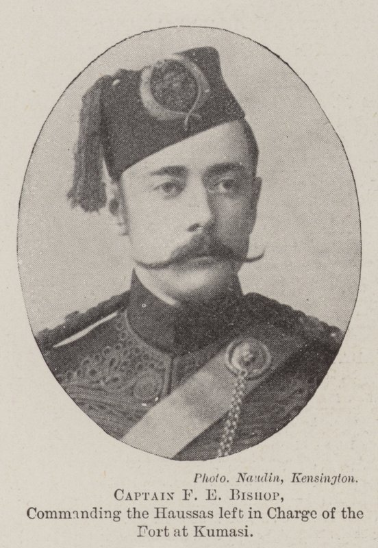 Capitano F E Bishop, comandante degli Haussas lasciati a guardia del forte a Kumasi da English Photographer