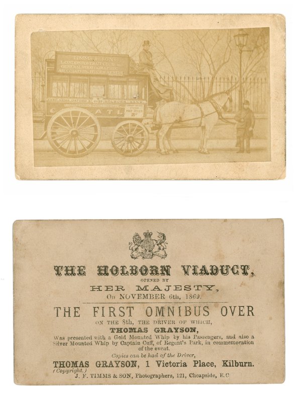 Cartolina (fronte e retro) commemorativa del primo omnibus guidato attraverso il Viadotto di Holborn, 6 novembre 1869 da English Photographer