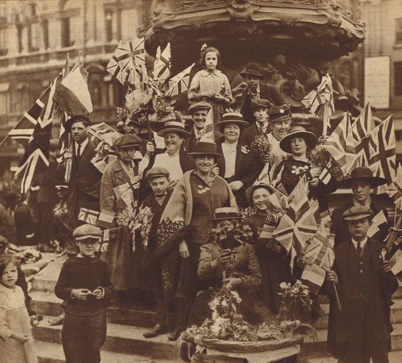 Celebrazione della vittoria nella Prima Guerra Mondiale a Piccadilly Circus, Londra da English Photographer