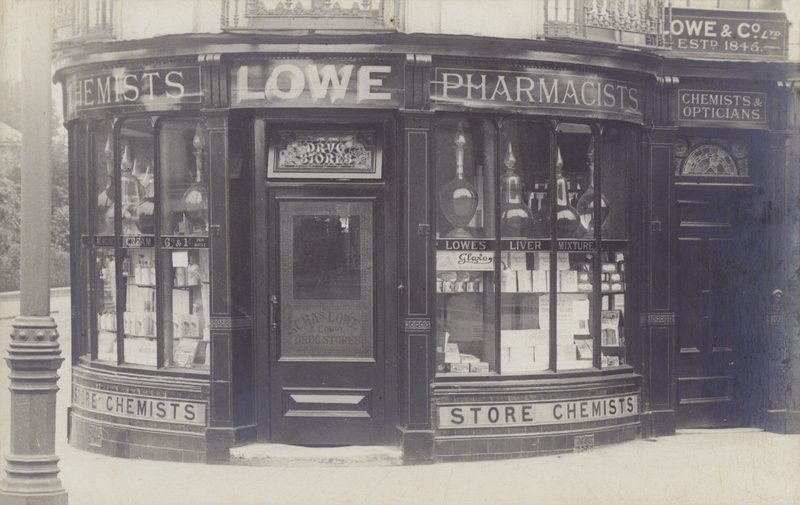 Charles Lowe & Co Farmacia, Newbury, Berkshire da English Photographer