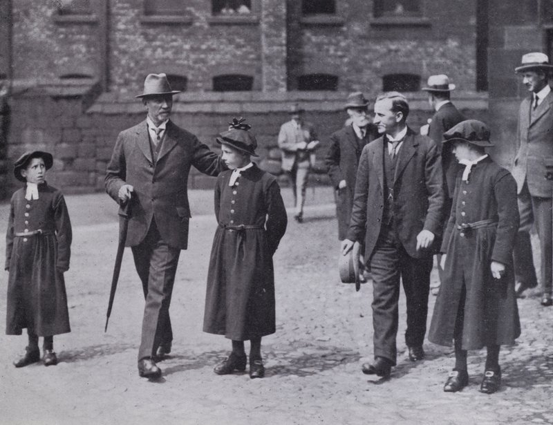 Ospedale e biblioteca di Chetham, Manchester: Visita del generale Smuts, 7 luglio 1919 da English Photographer