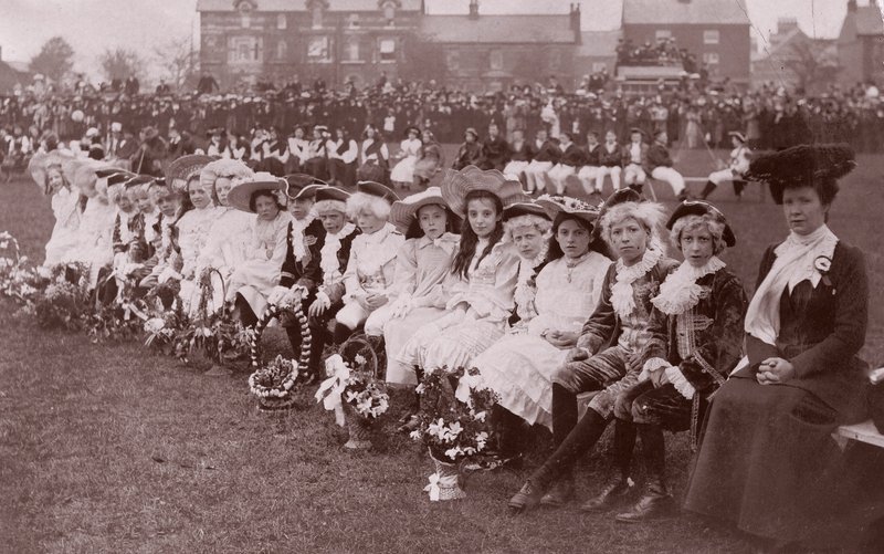 Bambini partecipanti a una competizione di costumi, c.1910 (fotografo in bianco e nero) da English Photographer