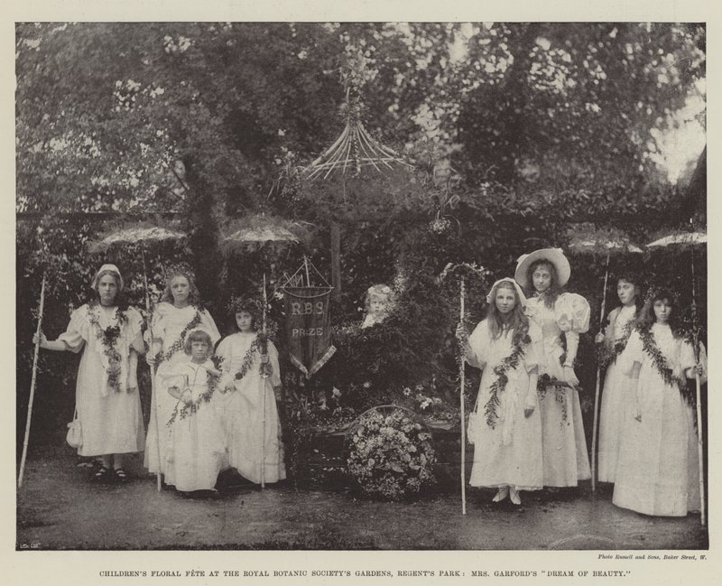Festa floreale dei bambini nei giardini della Royal Botanic Society, Regents Park, il sogno di bellezza di Mrs Garford da English Photographer