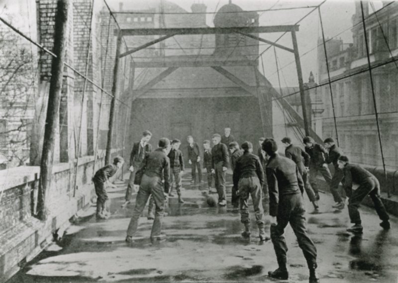 Campo da calcio della scuola cittadina nel 1902 da English Photographer