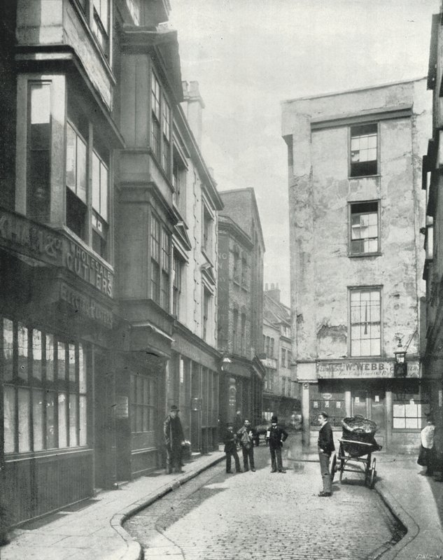 Cloth Fair, un angolo pittoresco della vecchia Londra (foto in b/n) da English Photographer