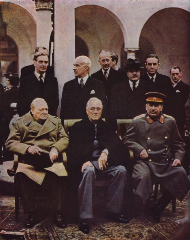 Conferenza dei leader alleati Winston Churchill, Franklin D. Roosevelt e Joseph Stalin a Yalta, Crimea; URSS, Seconda Guerra Mondiale, 7 febbraio 1945 da English Photographer