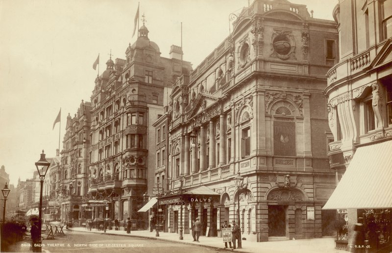 Teatro Dalys e lato nord di Leicester Square, Londra da English Photographer