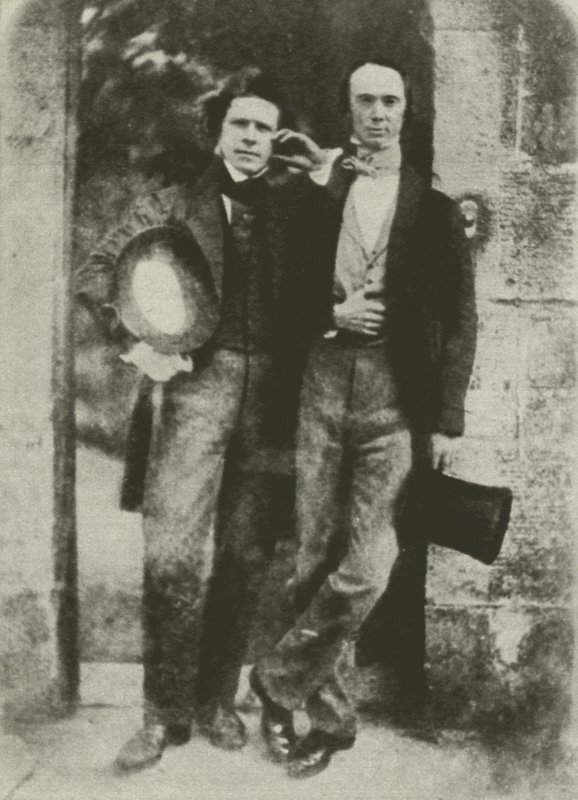 David Octavius Hill (sinistra) e W B Johnstone, direttore della Galleria Nazionale Scozzese da English Photographer