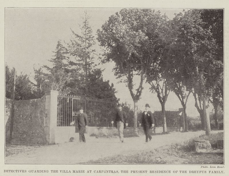 Detective che sorvegliano la Villa Marie a Carpentras, attuale residenza della famiglia Dreyfus da English Photographer