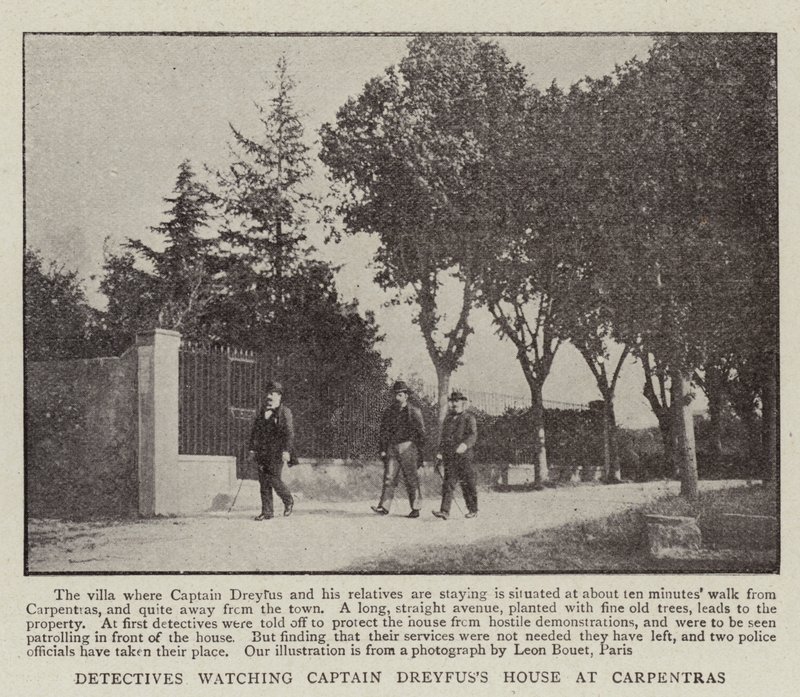 Detective che sorvegliano la Casa del Capitano Dreyfus a Carpentras da English Photographer