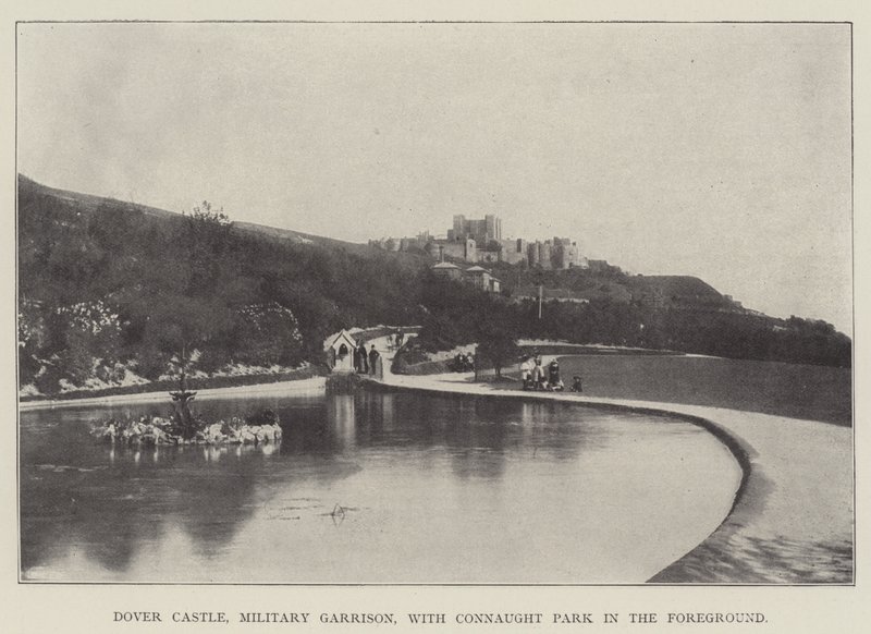 Castello di Dover, guarnigione militare, con Connaught Park in primo piano da English Photographer