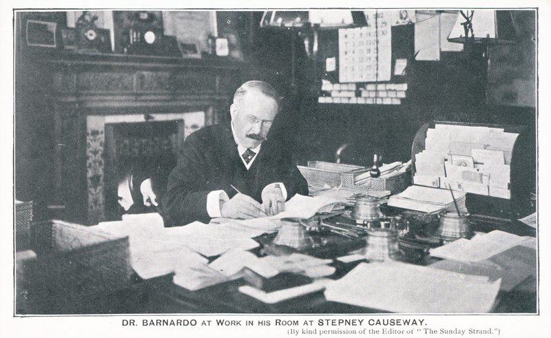 Dr Barnardo al lavoro nella sua stanza a Stepney Causeway da English Photographer