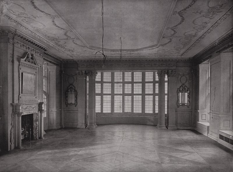 Salotto, vista sulla baia, Ashorne Hill House, vicino a Leamington, Inghilterra da English Photographer