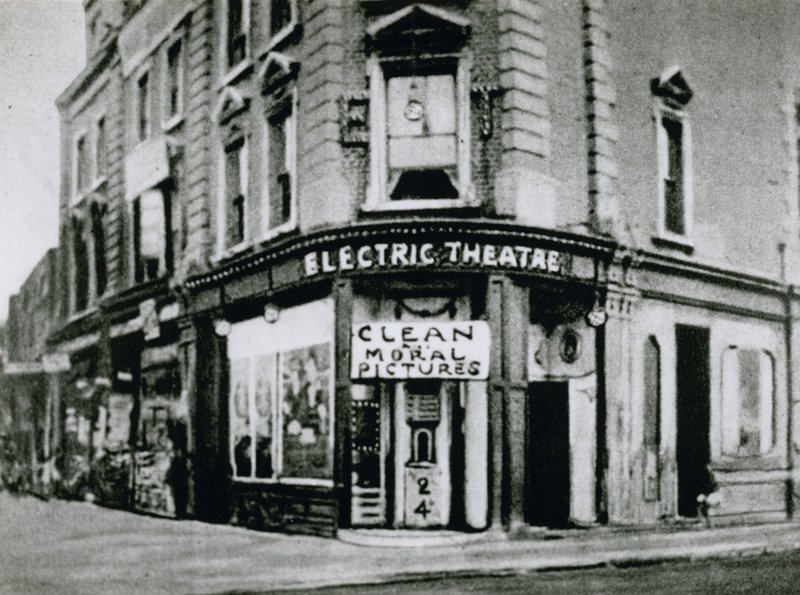 Primo cinema Flea-Pit, il Nelson Electric Theatre in Old Kent Road, che mostra immagini pulite e morali da English Photographer