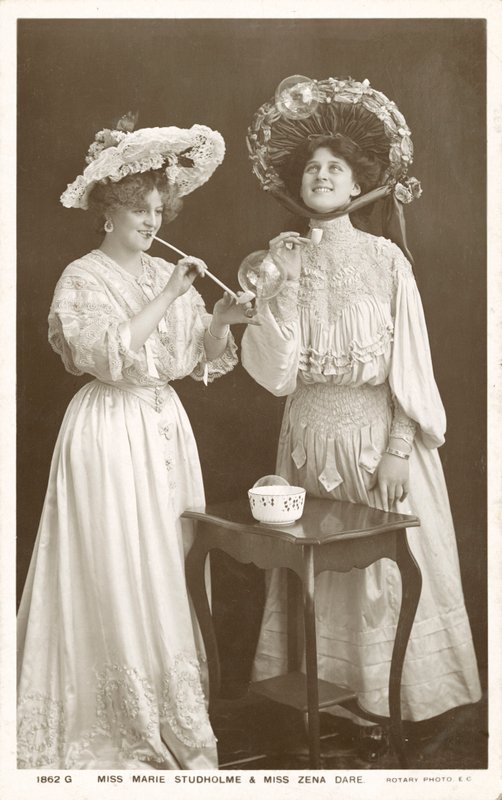Attrici e cantanti inglesi, Zena Dare e Marie Studholme da English Photographer