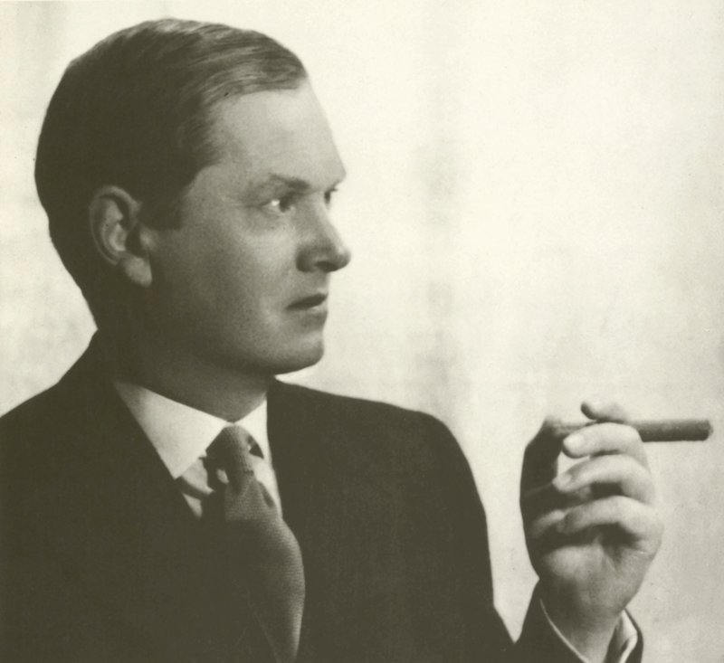 Evelyn Waugh, ritratto, che fuma un sigaro da English Photographer