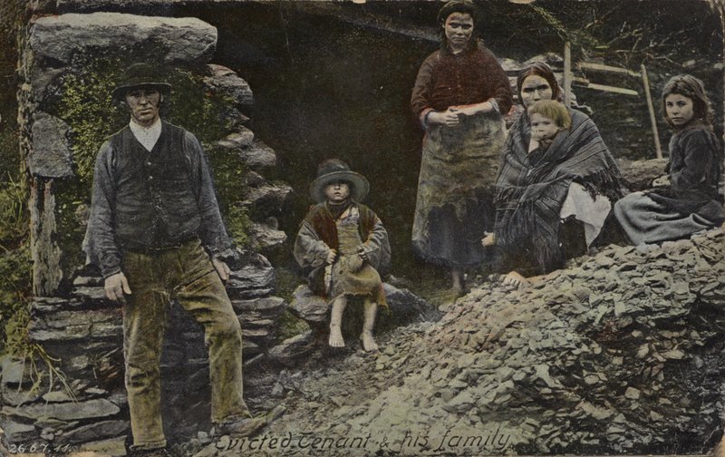 Inquilino sfrattato e la sua famiglia, Irlanda da English Photographer