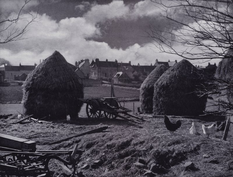 Mucchi di fieno e tetti del villaggio a Oxton, Lauderdale da English Photographer