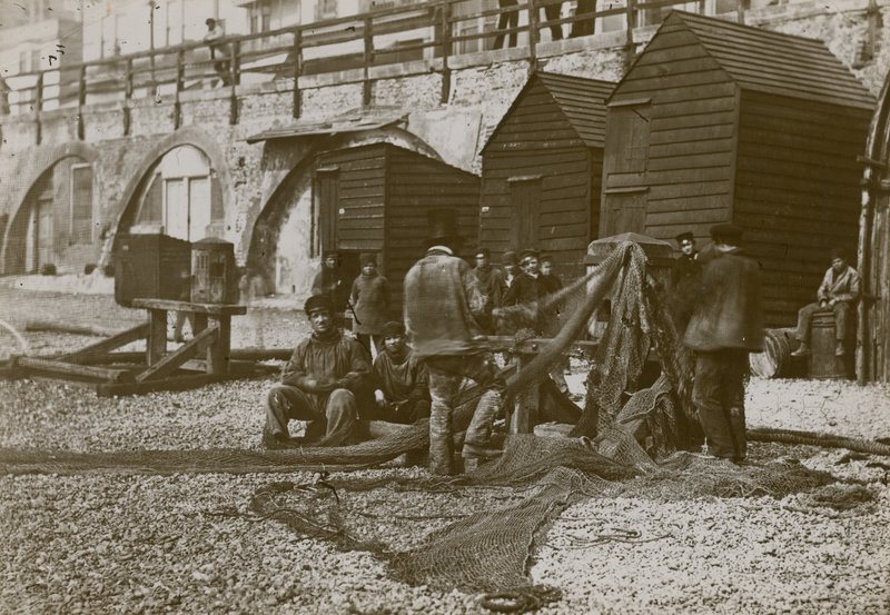 Pescatori fotografati con le loro reti sulla spiaggia di Brighton da English Photographer