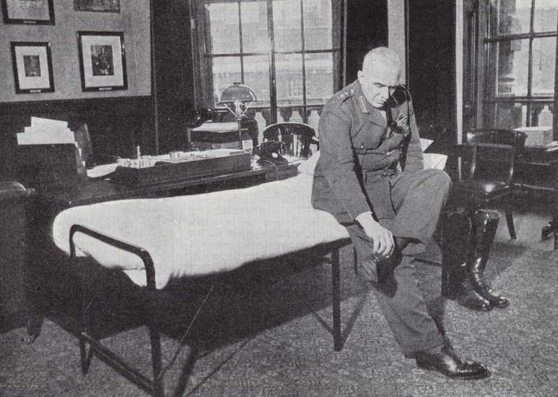 Generale Sir Edmund Ironside, Capo dello Stato Maggiore Imperiale, nel suo ufficio al Ministero della Guerra, dove dormiva frequentemente durante la Seconda Guerra Mondiale, 1939-1940 da English Photographer