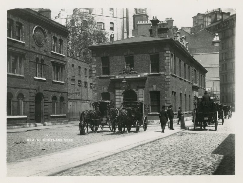 Vista generale delle carrozze trainate da cavalli a Scotland Yard da English Photographer