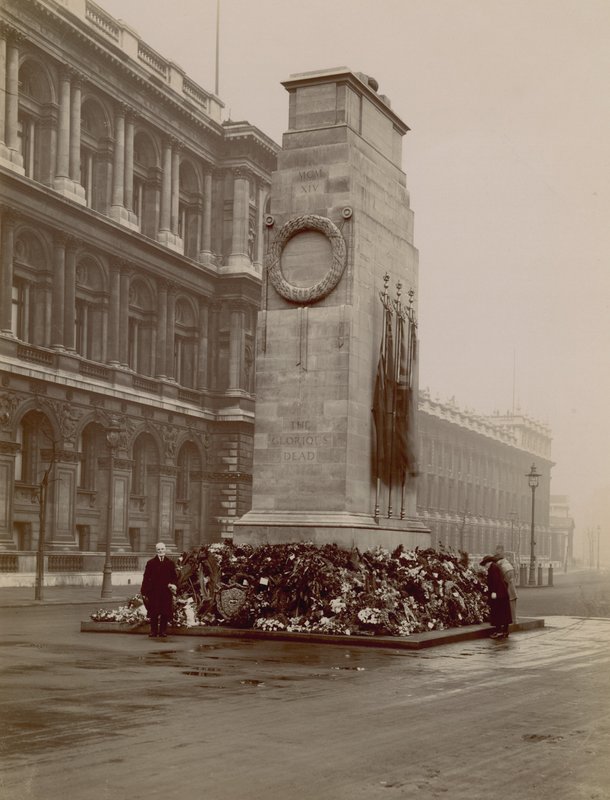 Veduta generale del Cenotafio a Whitehall da English Photographer