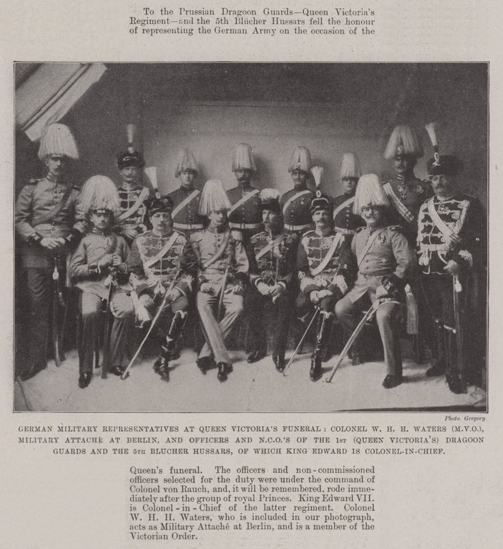 Rappresentanti militari tedeschi al funerale della Regina Vittoria, Colonnello W H H Waters (MVO), Addetto militare a Berlino, e ufficiali e sottufficiali del 1° Dragoni della Regina Vittoria e del 5° Bluche da English Photographer