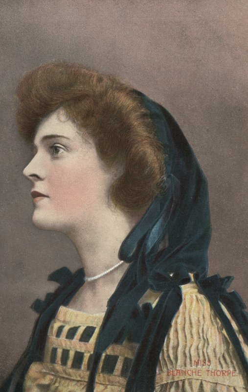 Ragazza con cappuccio blu da English Photographer