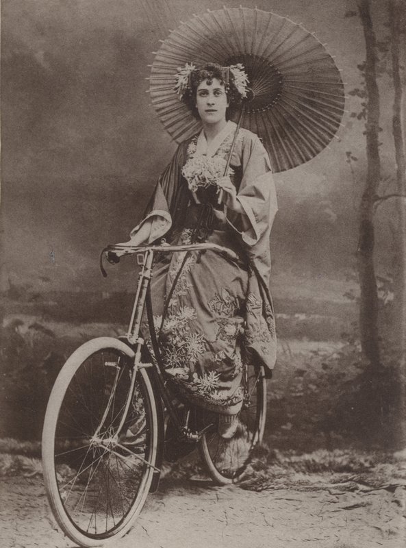 Ragazza in bicicletta, vestita alla moda giapponese da English Photographer