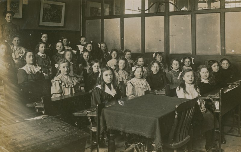 Ragazze sedute in una classe da English Photographer