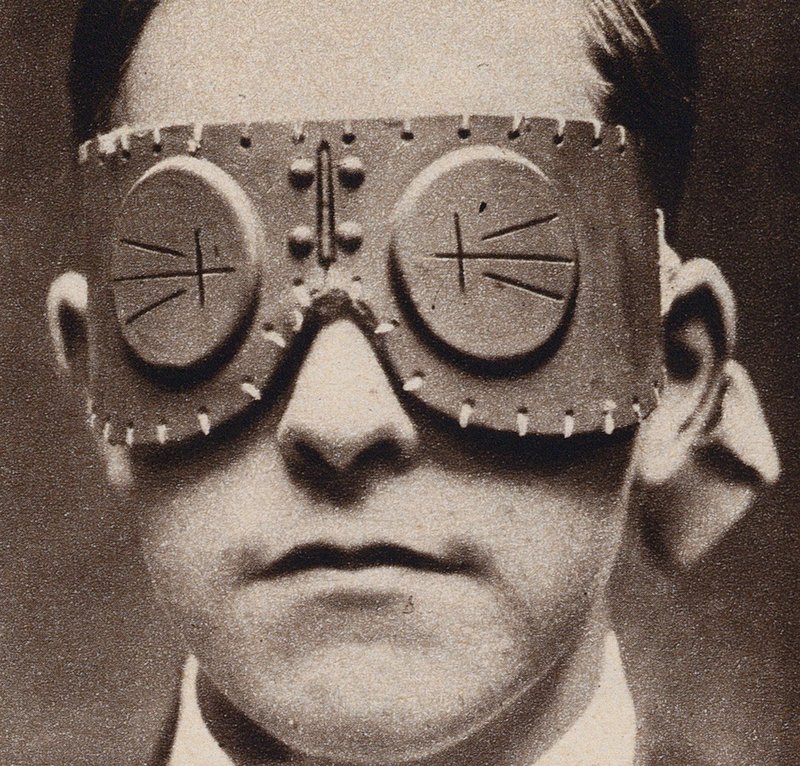 Occhiali per proteggere chi li indossa dalle schegge, Prima Guerra Mondiale da English Photographer
