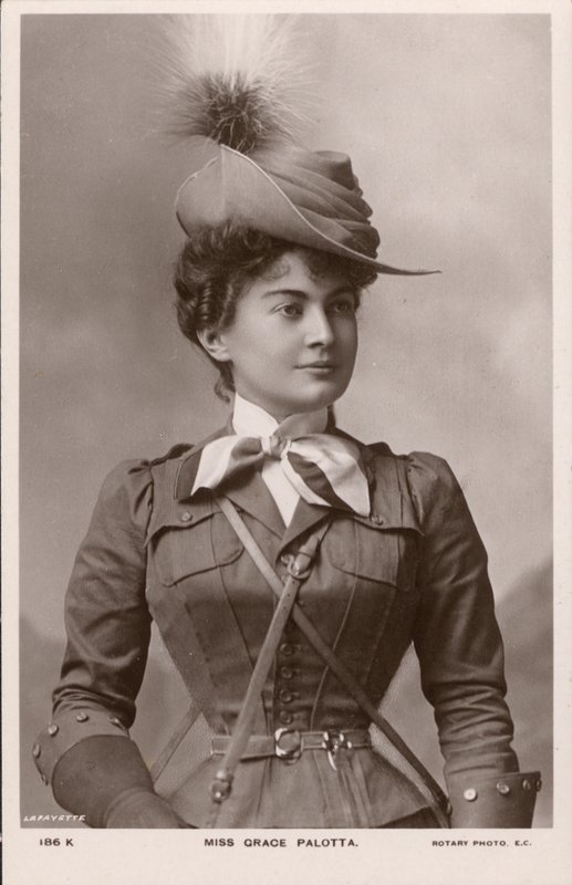 Grace Palotta, attrice teatrale di origine austriaca, come Daisy nella commedia musicale The Messenger Boy da English Photographer