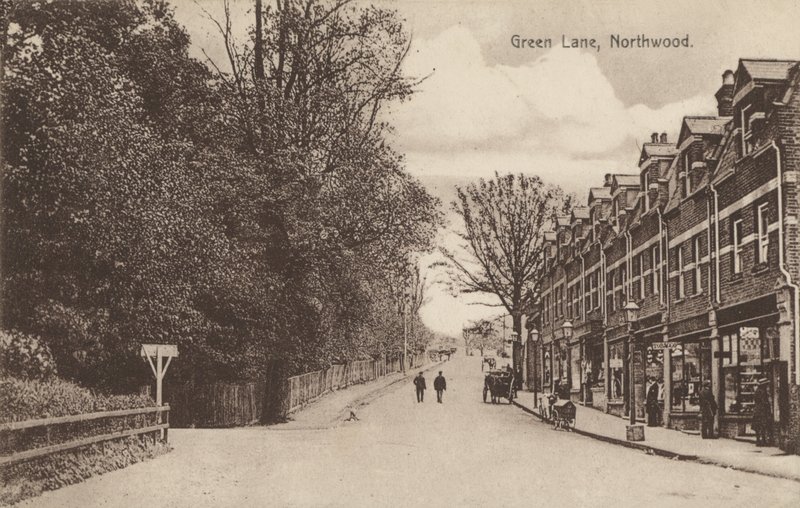 Green Lane, Northwood, vicino a Londra (foto b/n) da English Photographer