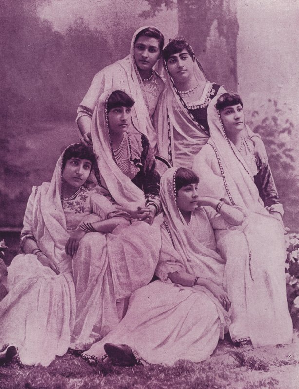 Gruppo di signore Parsee da English Photographer