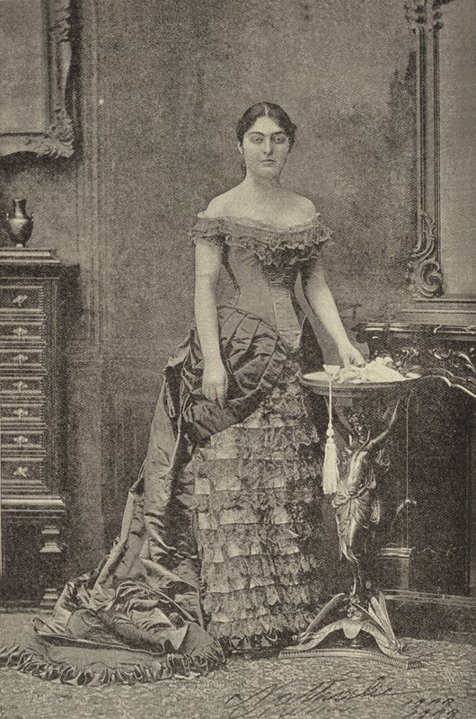 Sua Maestà la Regina di Serbia da English Photographer