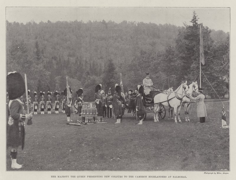 Sua Maestà la Regina presenta nuovi colori ai Cameron Highlanders a Balmoral da English Photographer