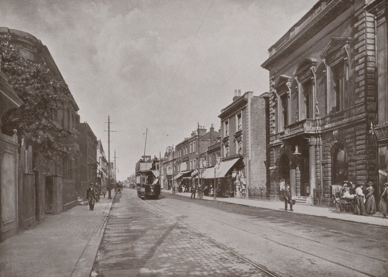 High Street, Hounslow, con gli uffici del Consiglio sulla destra da English Photographer