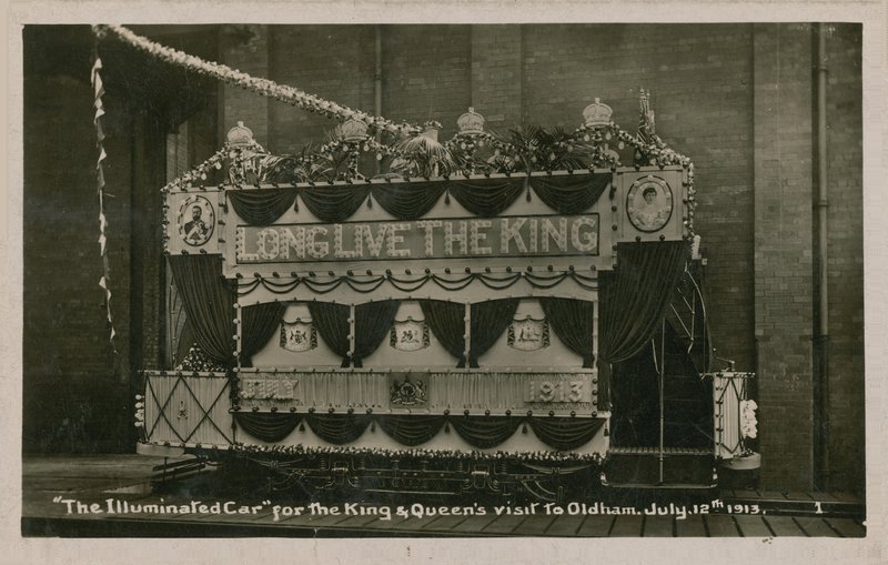 Tram illuminato per commemorare la visita del Re e della Regina a Oldham, 12 luglio 1913 da English Photographer