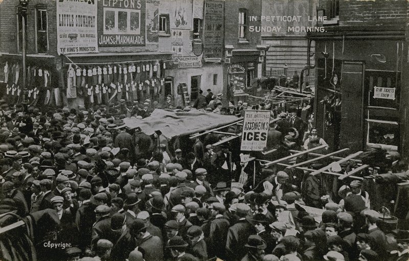 In Petticoat Lane, Londra, la domenica mattina da English Photographer
