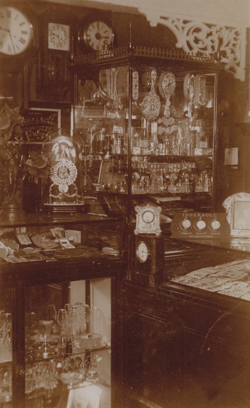 Interno di un negozio inglese di argenteria o gioielli da English Photographer