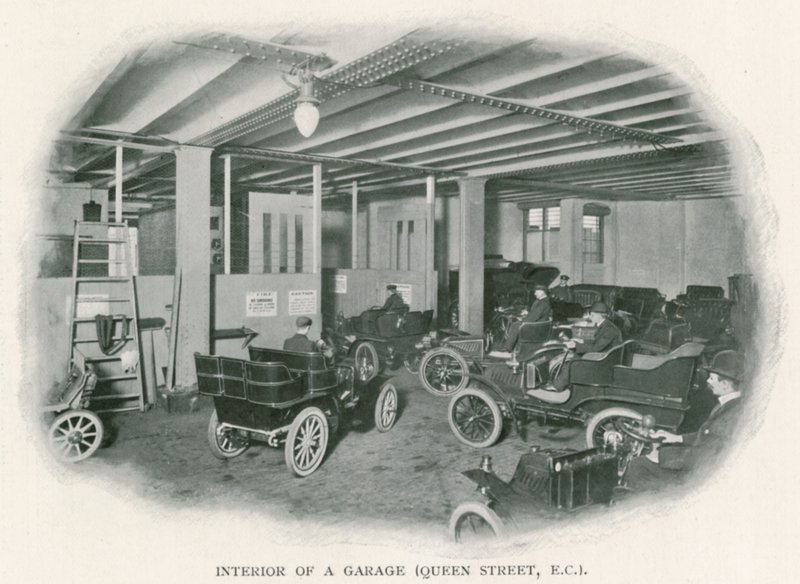 Interno di un garage, Queen Street, EC1 da English Photographer