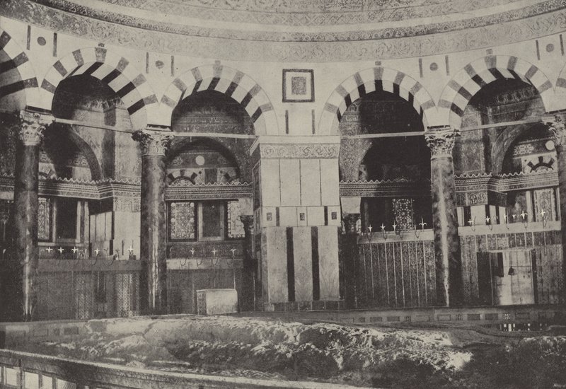 Interno della Moschea di Omar, situata sopra la roccia dove si pensa che Abramo abbia offerto da English Photographer