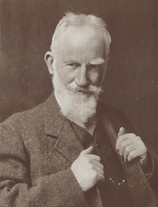 Il drammaturgo irlandese George Bernard Shaw, vincitore del Premio Nobel per la letteratura nel 1926 (foto b/n) da English Photographer
