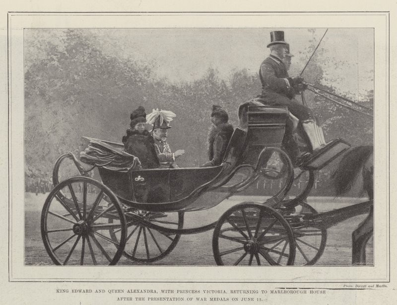 Re Edoardo e Regina Alessandra, con la Principessa Vittoria, di ritorno a Marlborough House dopo la Presentazione delle Medaglie di Guerra il 12 giugno da English Photographer
